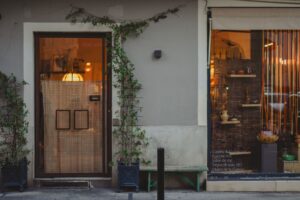 Estrategias de marca para comercios locales en entornos urbanos y rurales