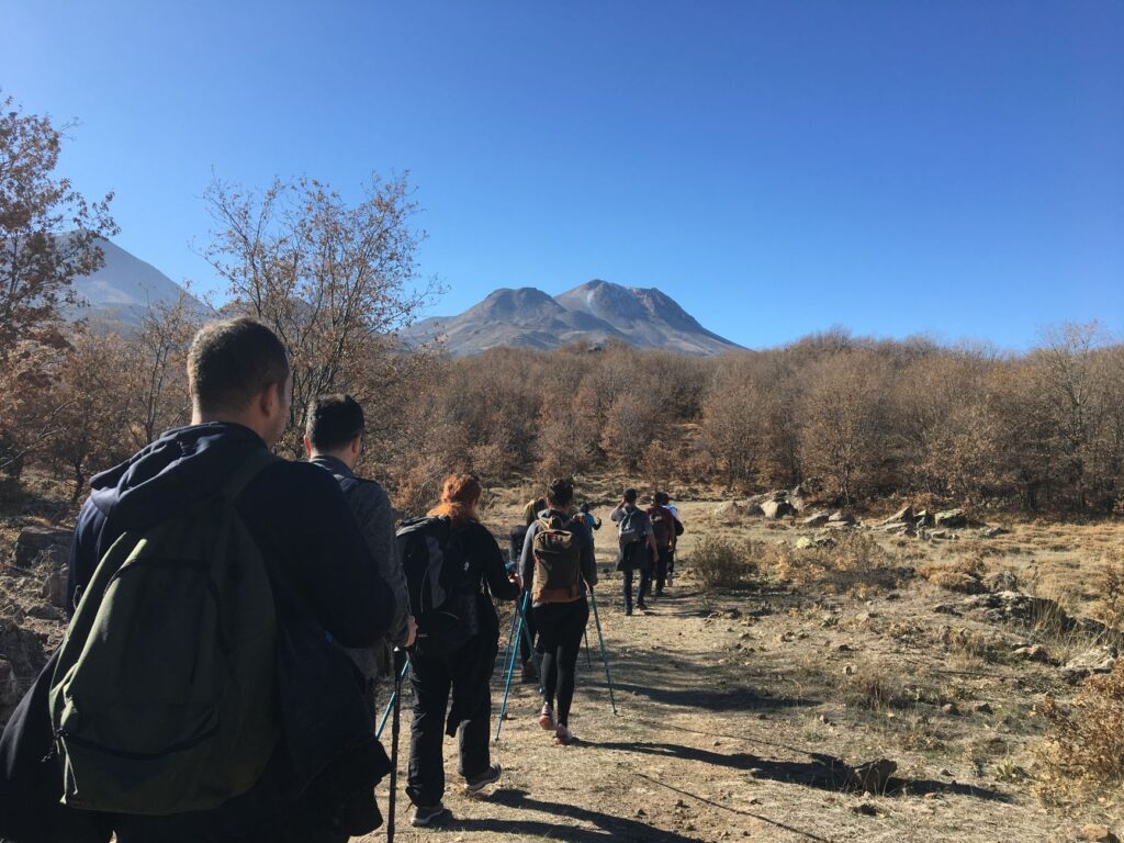 Preparación física básica para practicar senderismo de montaña con seguridad