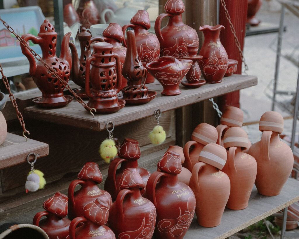 Pueblos españoles donde la artesanía tradicional se mantiene viva mediante oficios locales